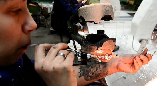 Красноярская фабрика игрушек выпустила елочные шары в масках от COVID-19