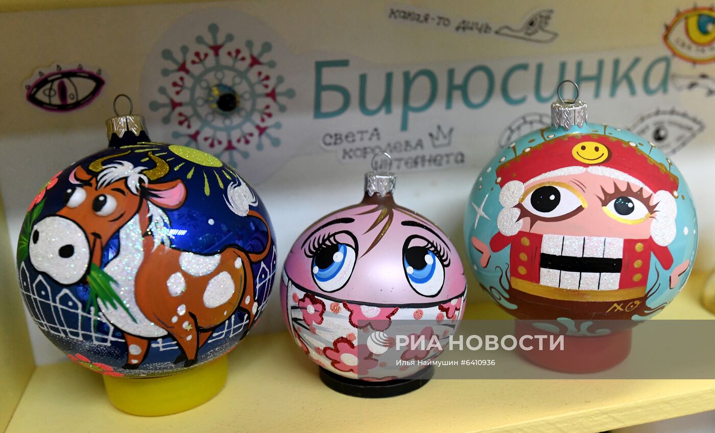 Красноярская фабрика игрушек выпустила елочные шары в масках от COVID-19