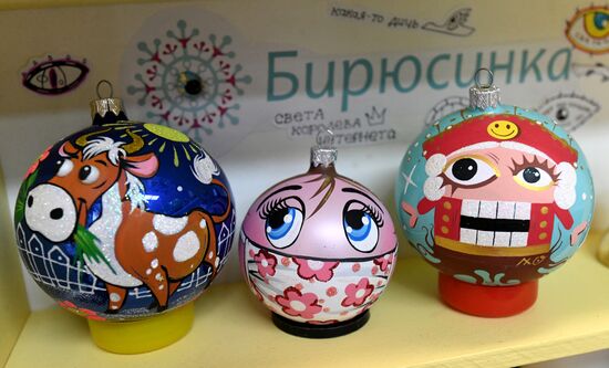 Красноярская фабрика игрушек выпустила елочные шары в масках от COVID-19