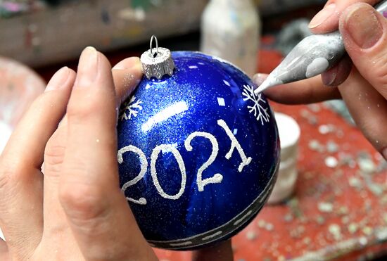 Красноярская фабрика игрушек выпустила елочные шары в масках от COVID-19