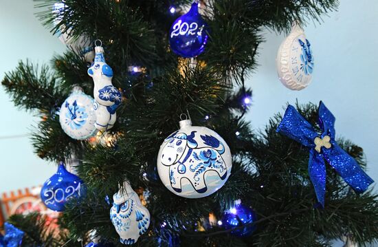 Красноярская фабрика игрушек выпустила елочные шары в масках от COVID-19