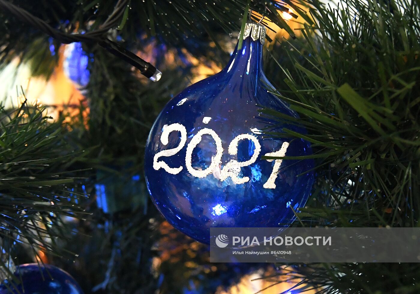 Красноярская фабрика игрушек выпустила елочные шары в масках от COVID-19