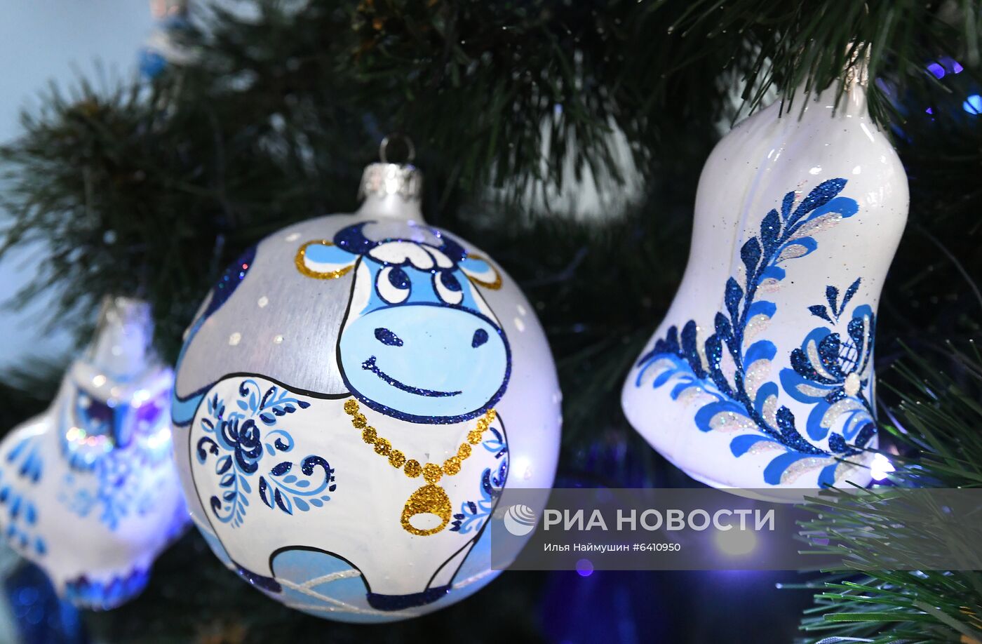 Красноярская фабрика игрушек выпустила елочные шары в масках от COVID-19