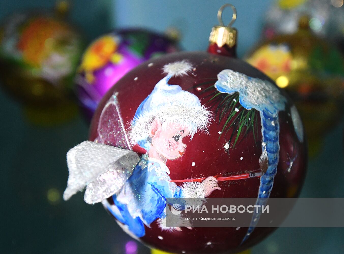 Красноярская фабрика игрушек выпустила елочные шары в масках от COVID-19