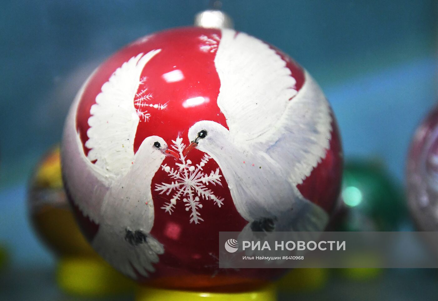 Красноярская фабрика игрушек выпустила елочные шары в масках от COVID-19