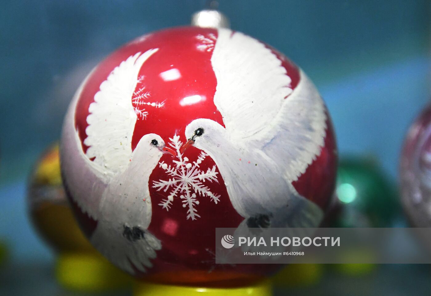 Готовые стеклянные новогодние шары, расписанные вручную, на фабрике игрушек "Бирюсинка" в Красноярске. Повышенным спросом у покупателей в этом году пользуются ёлочные украшения с изображением защитных лицевых масок. Место: Россия, Красноярск. Автор: Илья Наймушин/РИА Новости. Красноярская фабрика игрушек выпустила елочные шары в масках от COVID-19