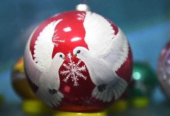 Красноярская фабрика игрушек выпустила елочные шары в масках от COVID-19