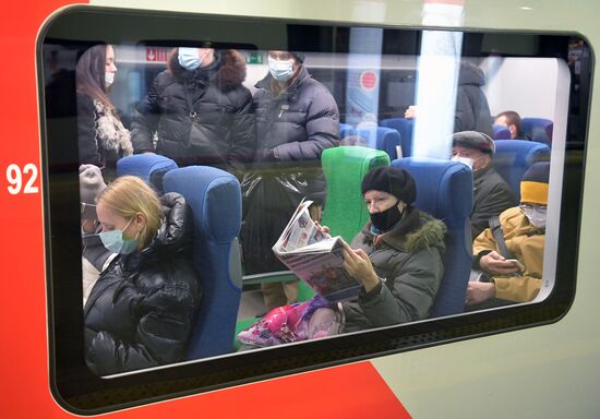 Пассажиры в вагоне поезда