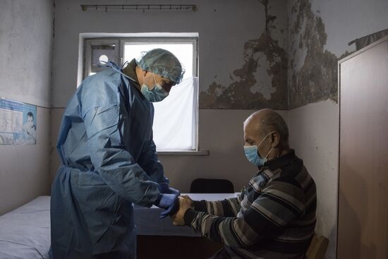 Прием пациентов медицинским отрядом Минобороны РФ в селе Айгестан
