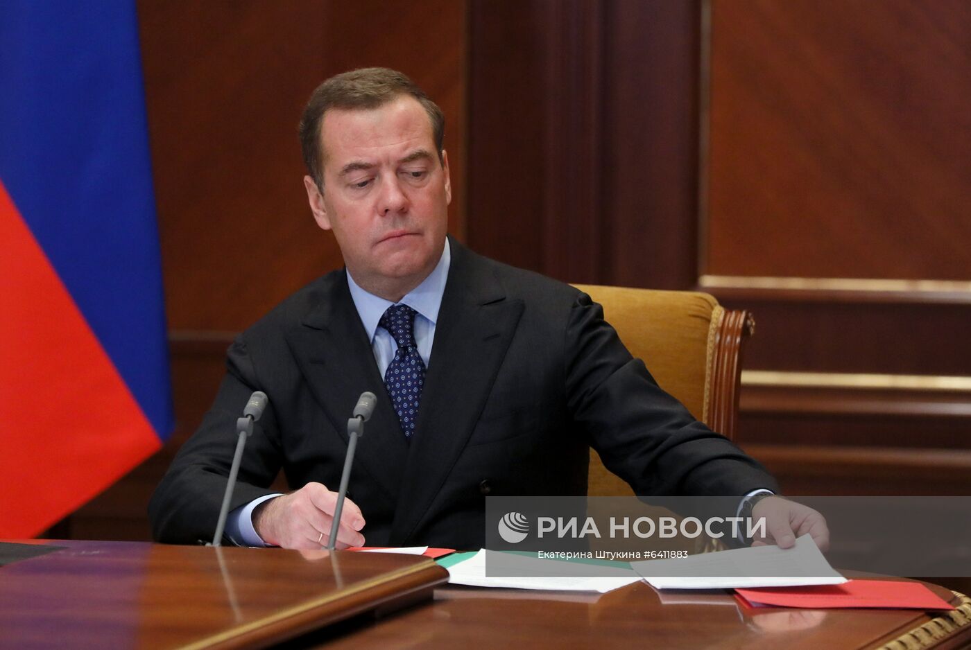 Заместитель председателя Совбеза РФ Д. Медведев провел совещание по вопросу "О мерах по активизации перехода РФ на отечественную продукцию"