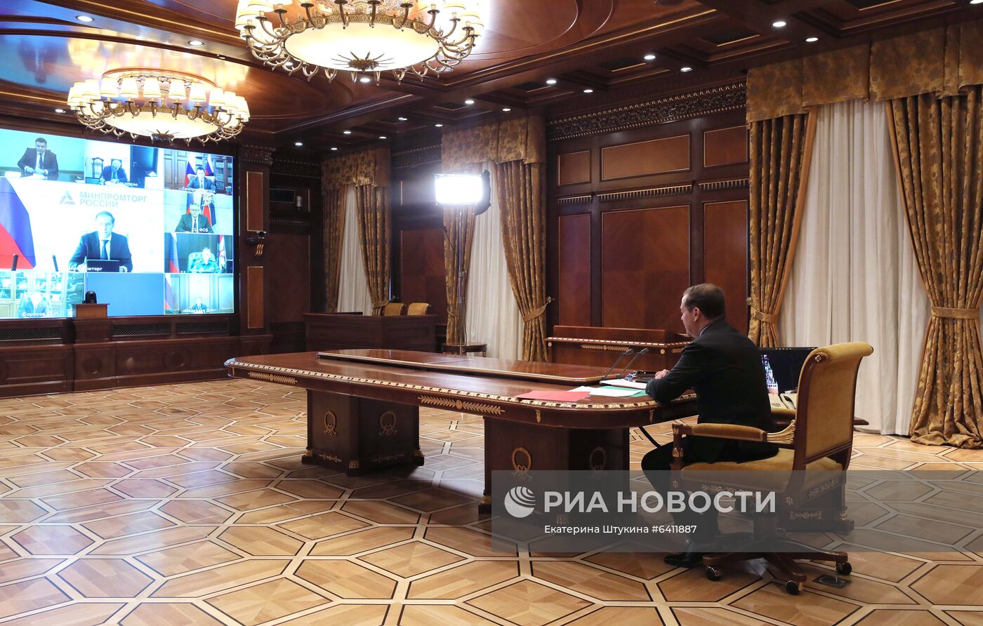 Заместитель председателя Совбеза РФ Д. Медведев провел совещание по вопросу "О мерах по активизации перехода РФ на отечественную продукцию"