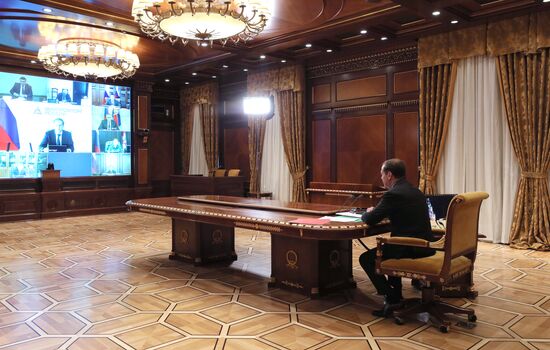 Заместитель председателя Совбеза РФ Д. Медведев провел совещание по вопросу "О мерах по активизации перехода РФ на отечественную продукцию"