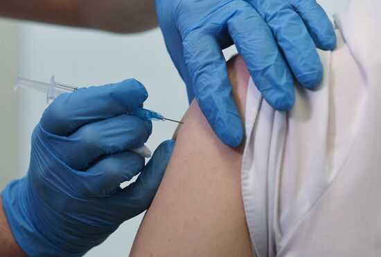 Вакцинация медиков от коронавируса в Новосибирске