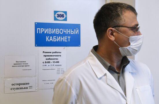 Вакцинация медиков от коронавируса в Новосибирске