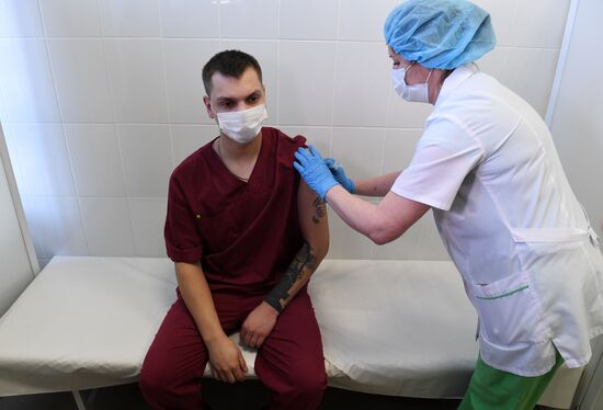 Вакцинация медиков от коронавируса в Новосибирске