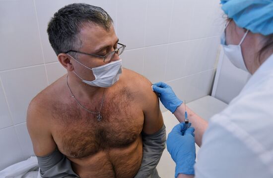 Вакцинация медиков от коронавируса в Новосибирске