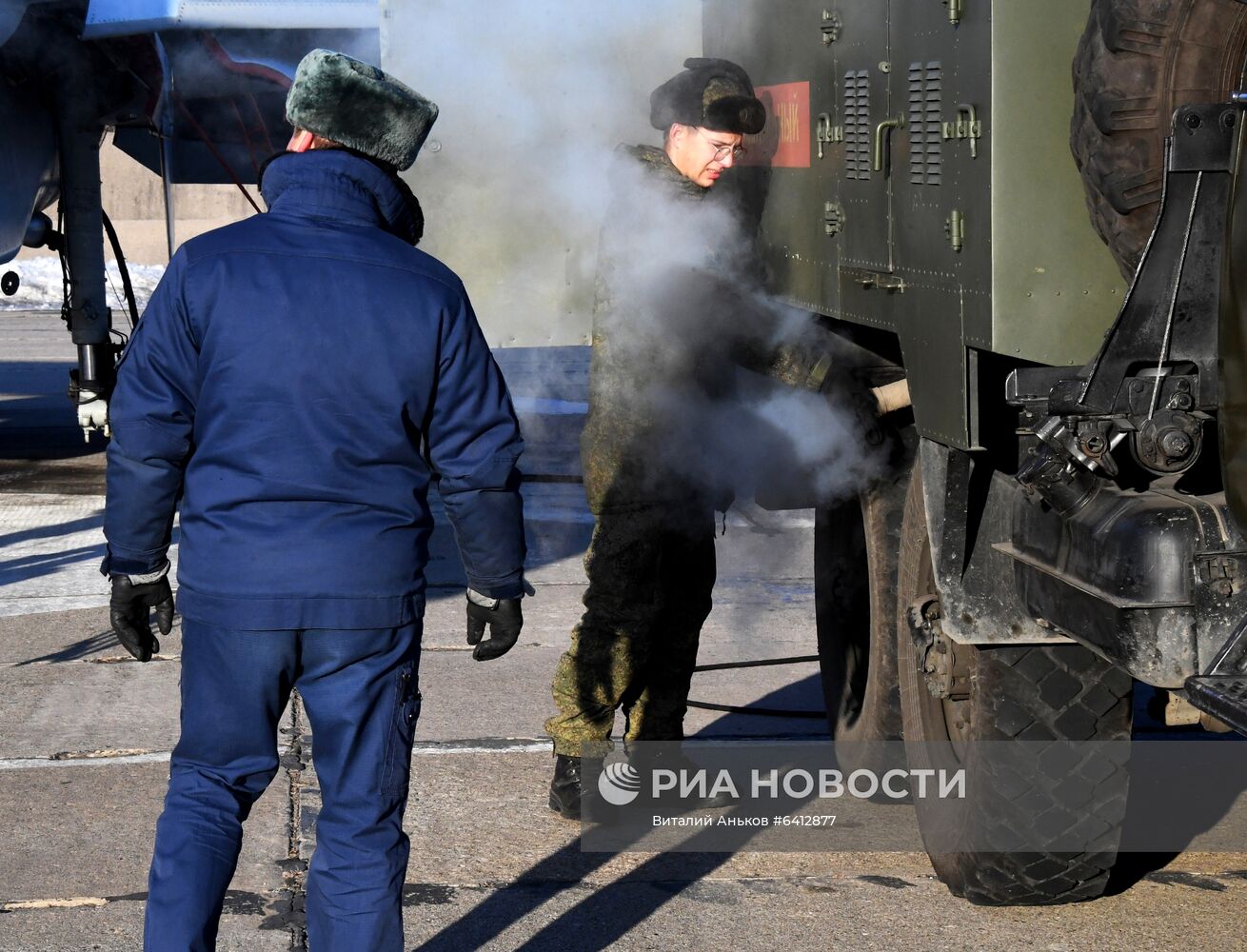 Работа специалистов авиационной инженерной службы в Приморье