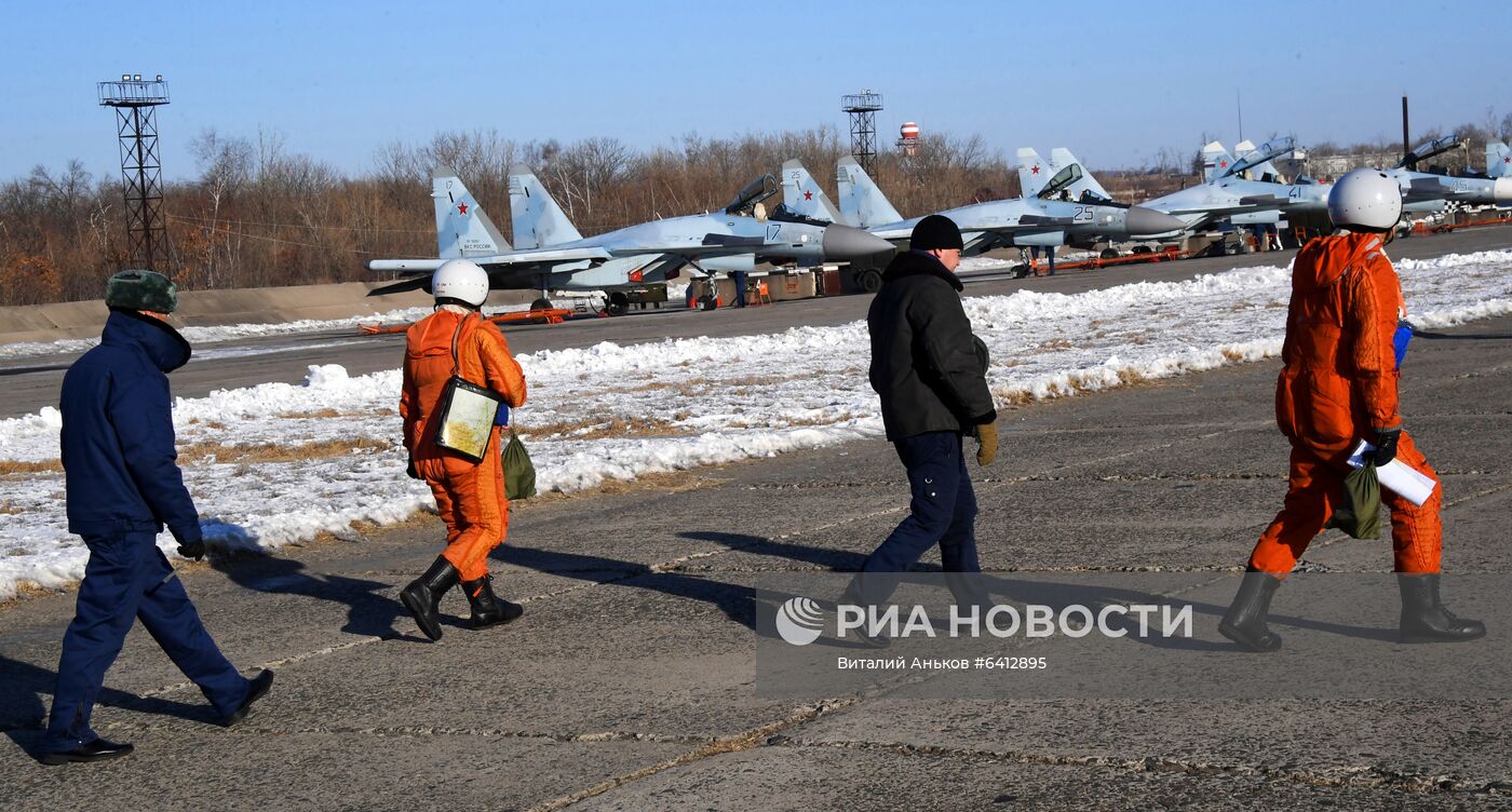 Работа специалистов авиационной инженерной службы в Приморье