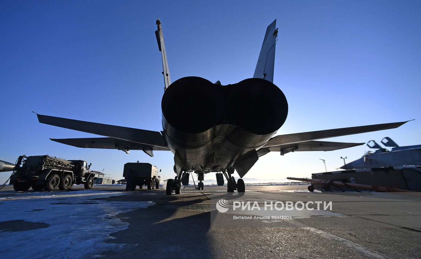 Работа специалистов авиационной инженерной службы в Приморье