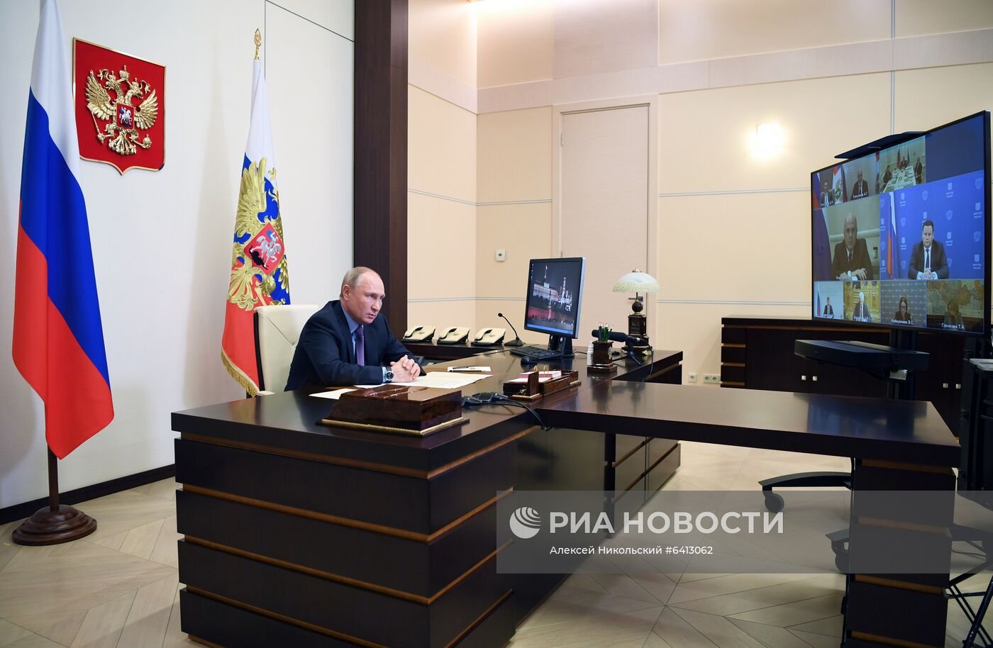 Президент РФ В. Путин провел совещание по экономическим вопросам