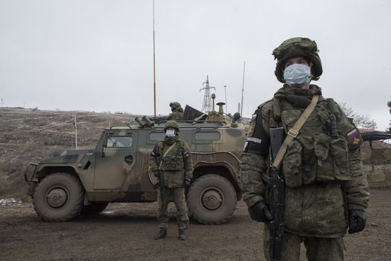 Блокпост российских миротворцев на въезде в город Шуша 