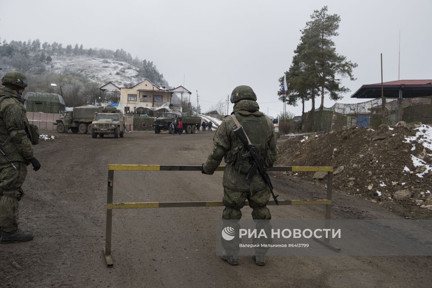 Блокпост российских миротворцев на въезде в город Шуша 