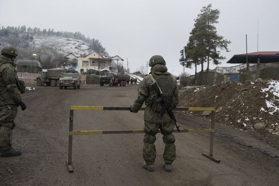 Блокпост российских миротворцев на въезде в город Шуша 
