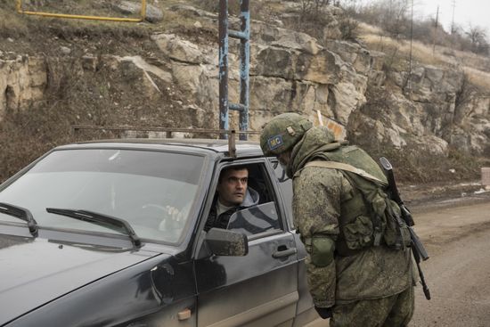 Блокпост российских миротворцев на въезде в город Шуша 
