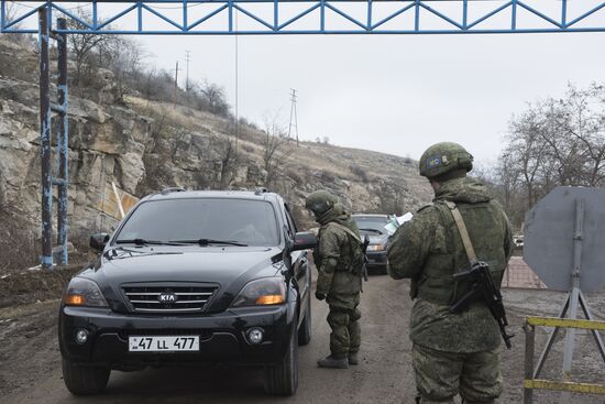 Блокпост российских миротворцев на въезде в город Шуша 