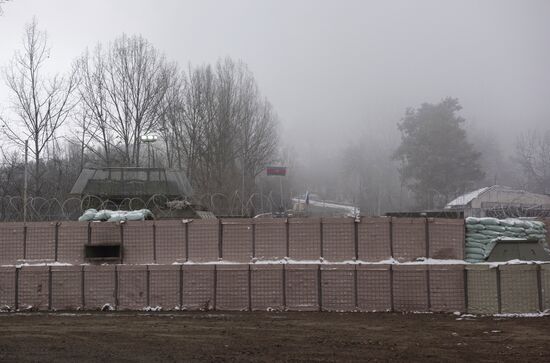 Блокпост российских миротворцев на въезде в город Шуша 