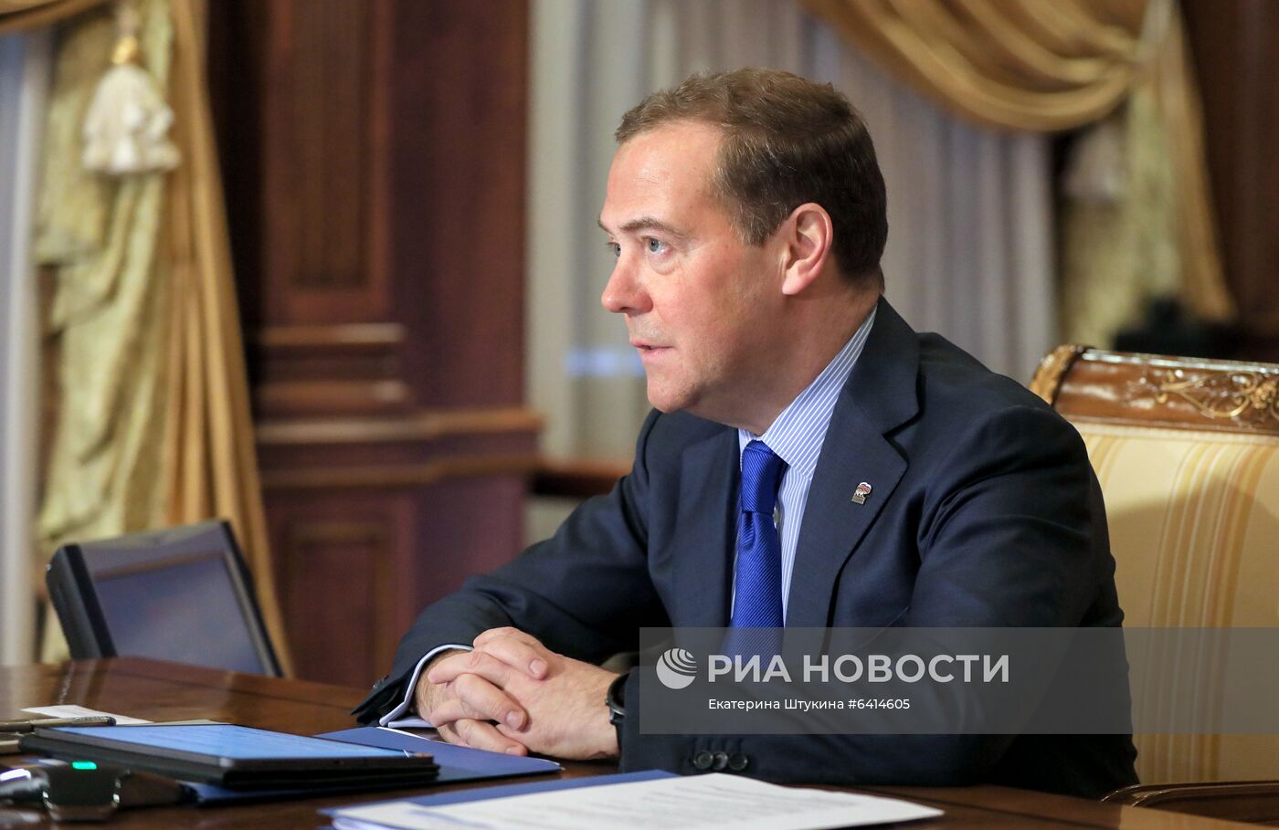 Председатель ЕР Д. Медведев провел онлайн-прием граждан