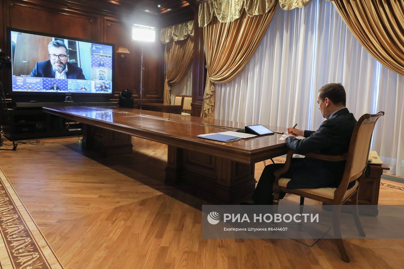 Председатель ЕР Д. Медведев провел онлайн-прием граждан
