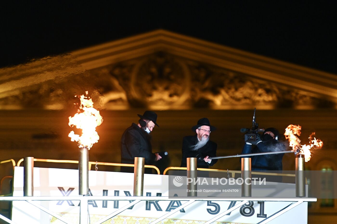 Зажжение ханукальной меноры на Театральной площади