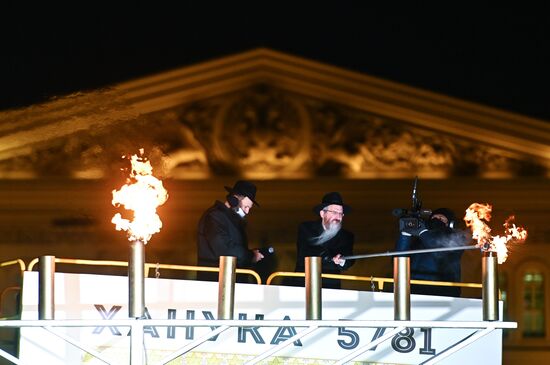 Зажжение ханукальной меноры на Театральной площади  