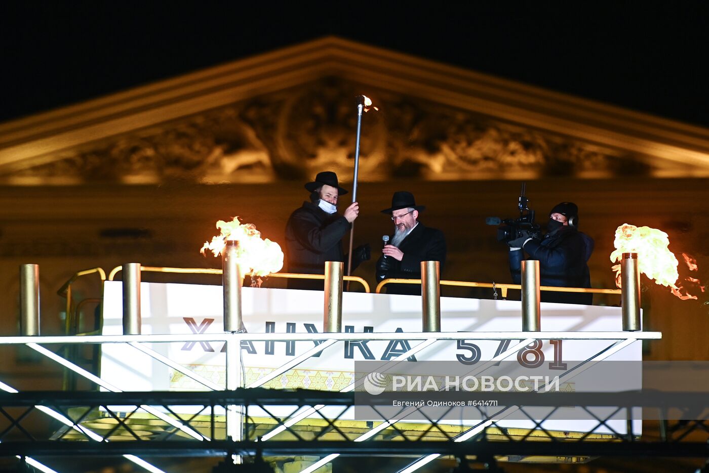 Зажжение ханукальной меноры на Театральной площади  