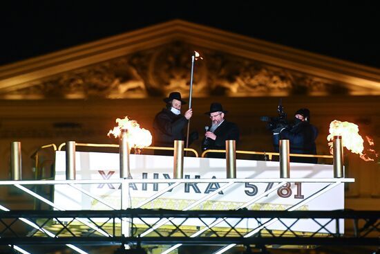 Зажжение ханукальной меноры на Театральной площади  