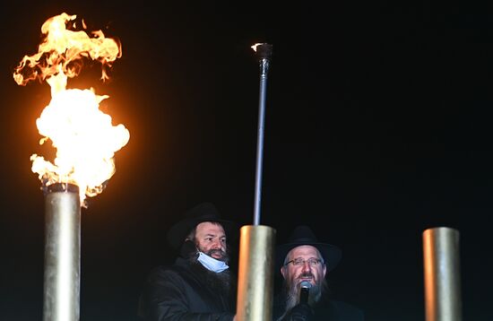 Зажжение ханукальной меноры на Театральной площади  