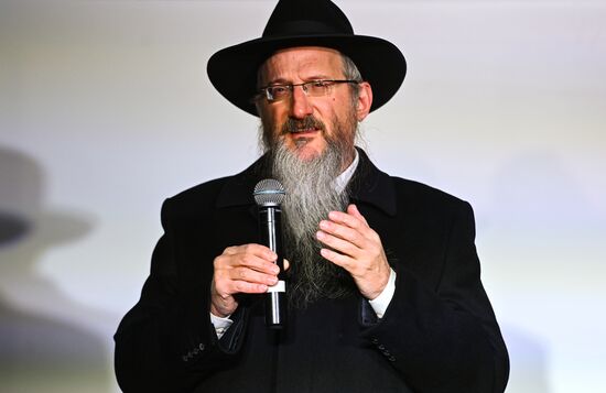 Зажжение ханукальной меноры на Театральной площади  