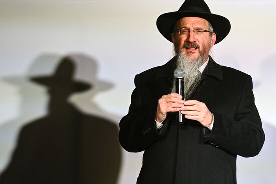 Зажжение ханукальной меноры на Театральной площади  