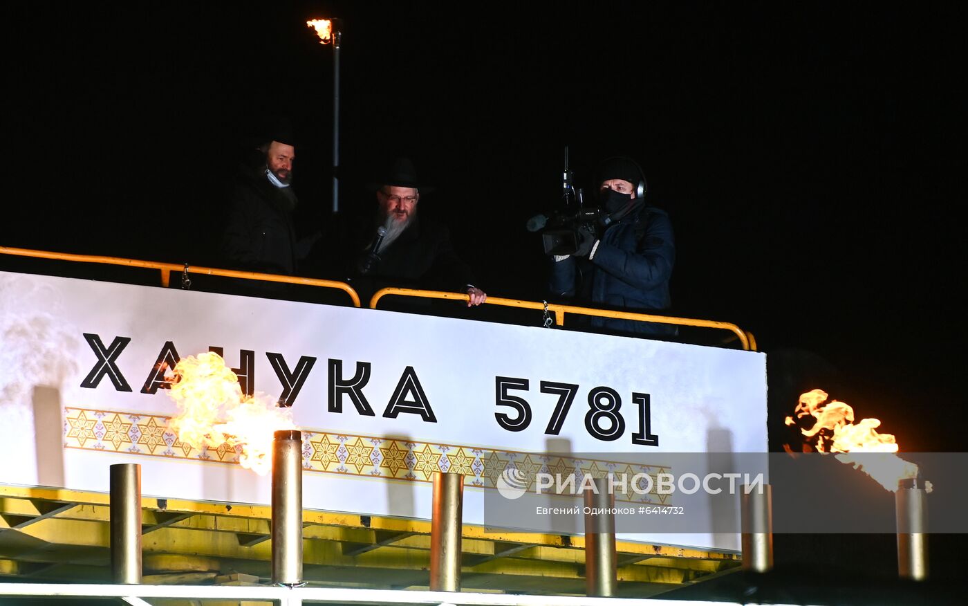 Зажжение ханукальной меноры на Театральной площади  