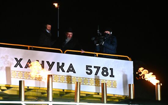 Зажжение ханукальной меноры на Театральной площади  