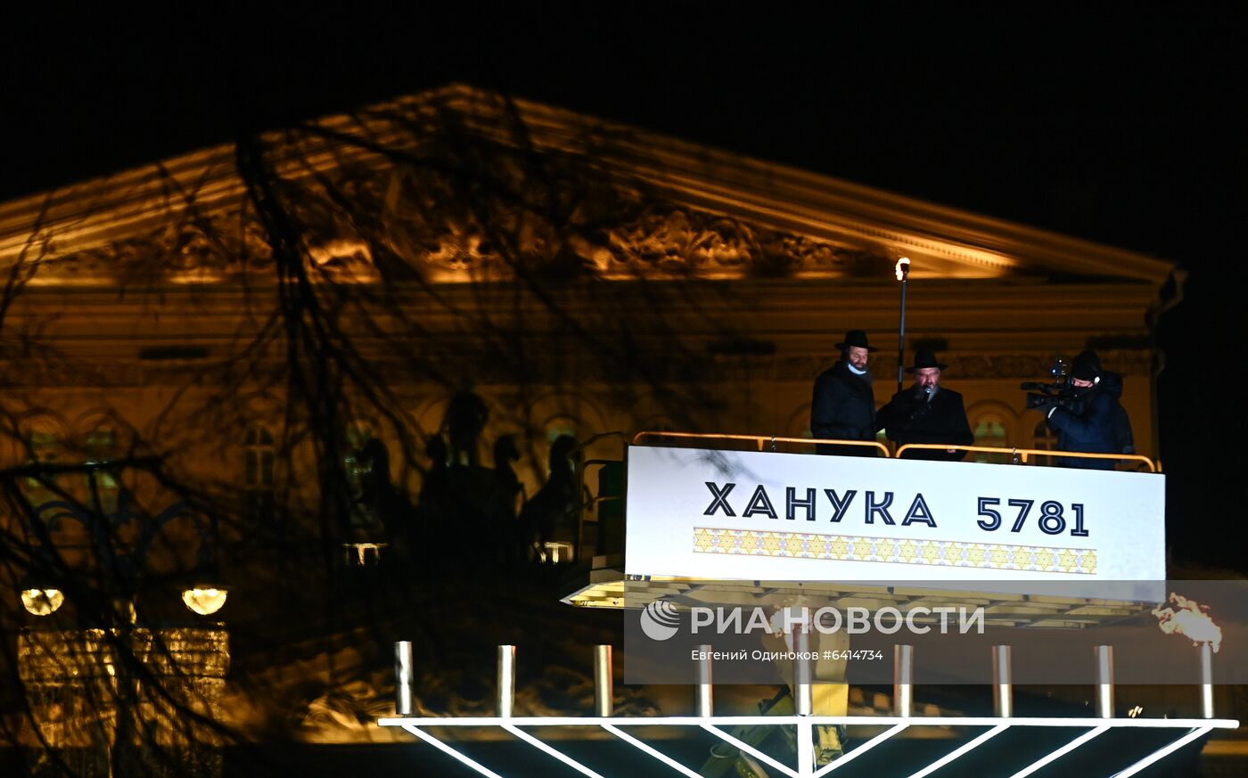 Зажжение ханукальной меноры на Театральной площади