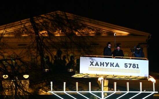 Зажжение ханукальной меноры на Театральной площади  