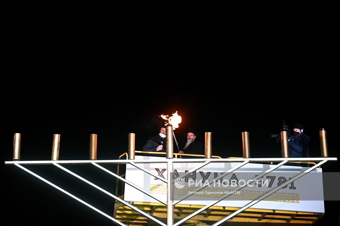 Зажжение ханукальной меноры на Театральной площади  