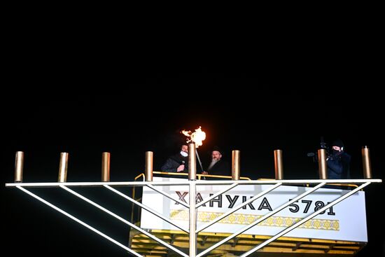Зажжение ханукальной меноры на Театральной площади  