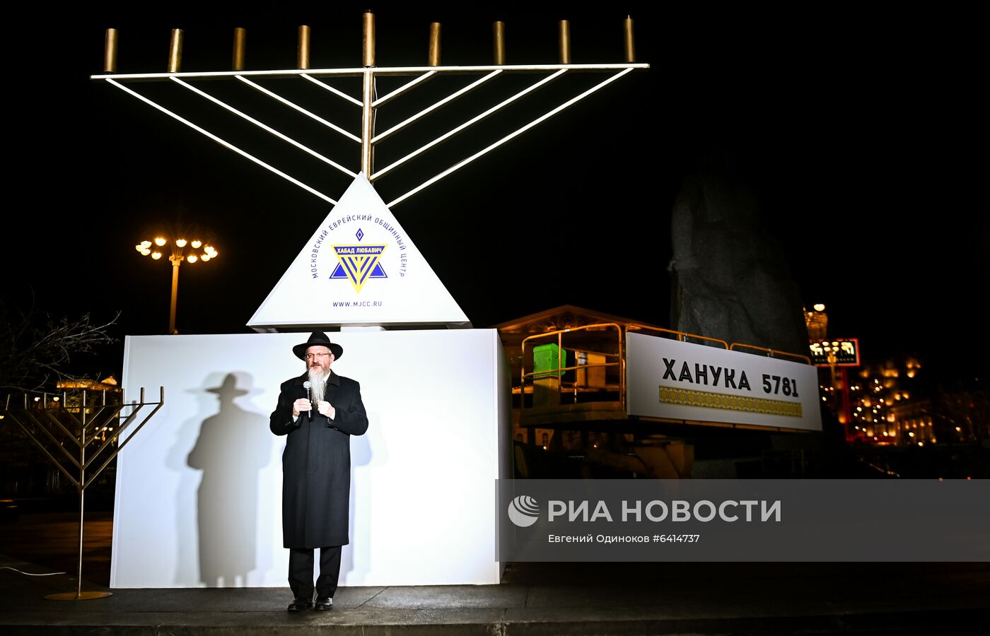 Зажжение ханукальной меноры на Театральной площади  
