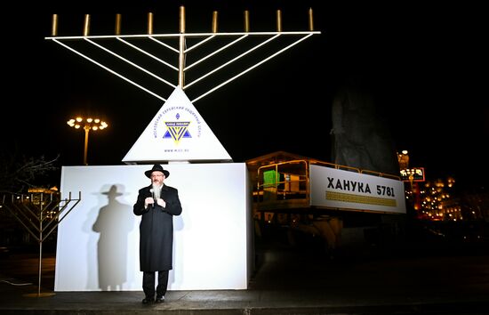 Зажжение ханукальной меноры на Театральной площади  