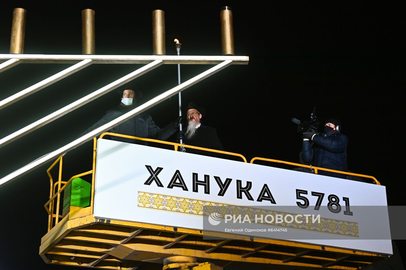 Зажжение ханукальной меноры на Театральной площади  