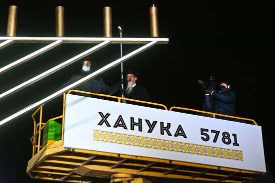 Зажжение ханукальной меноры на Театральной площади  