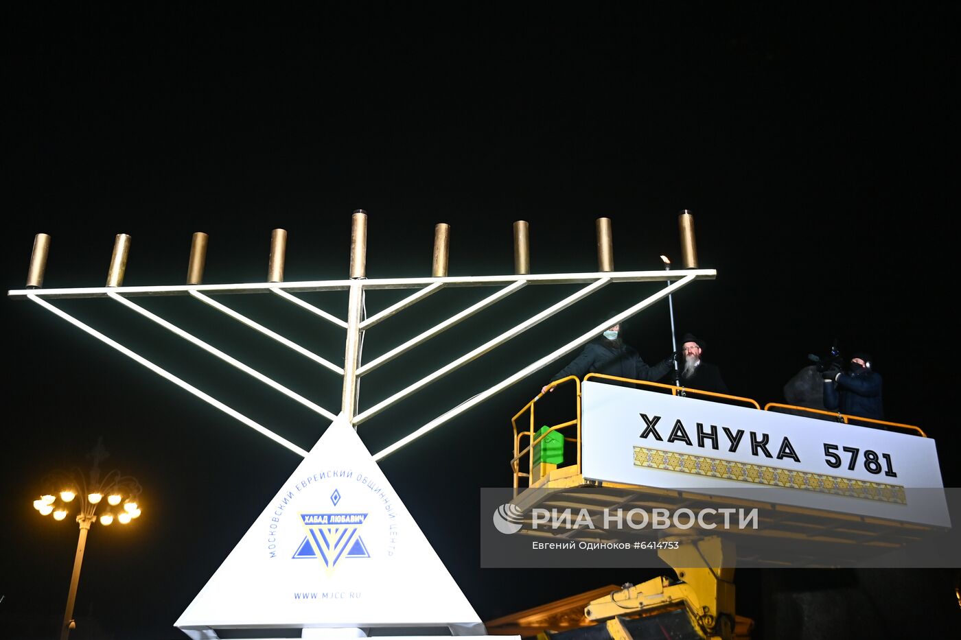 Зажжение ханукальной меноры на Театральной площади